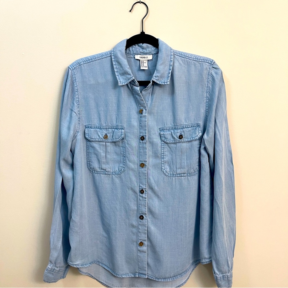 Forever 21 Women’s Button Down Denim Shirt in Size Medium - Picture 4 of 10